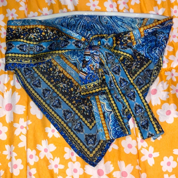 Bandana crop top, silky, toes in the back,size small - Picture 3 of 3